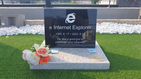 Check Out This Internet Explorer Gravestone That Went Viral!