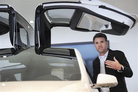 Tesla Design Chief Criticizes Apple’s Design Choices